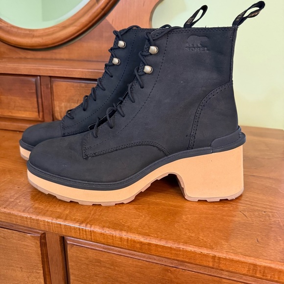 Sorel woman’s Hi-Line Black and Tan Heeled Lace-Up Boots  waterproof size 10 - Picture 2 of 12